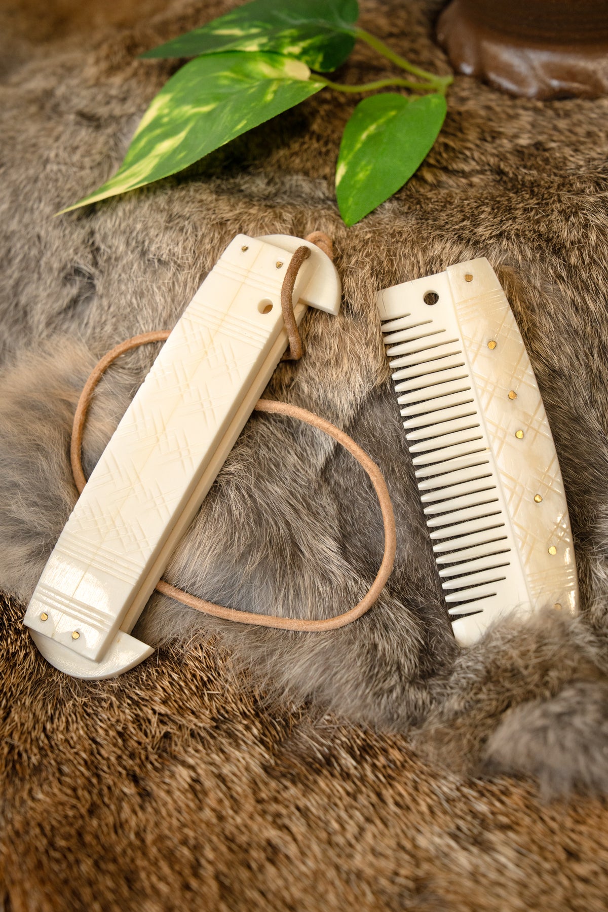 Swedish comb with holder