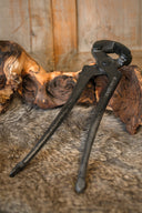 Pliers for wedge rivets