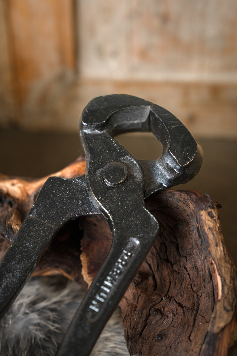 Pliers for wedge rivets