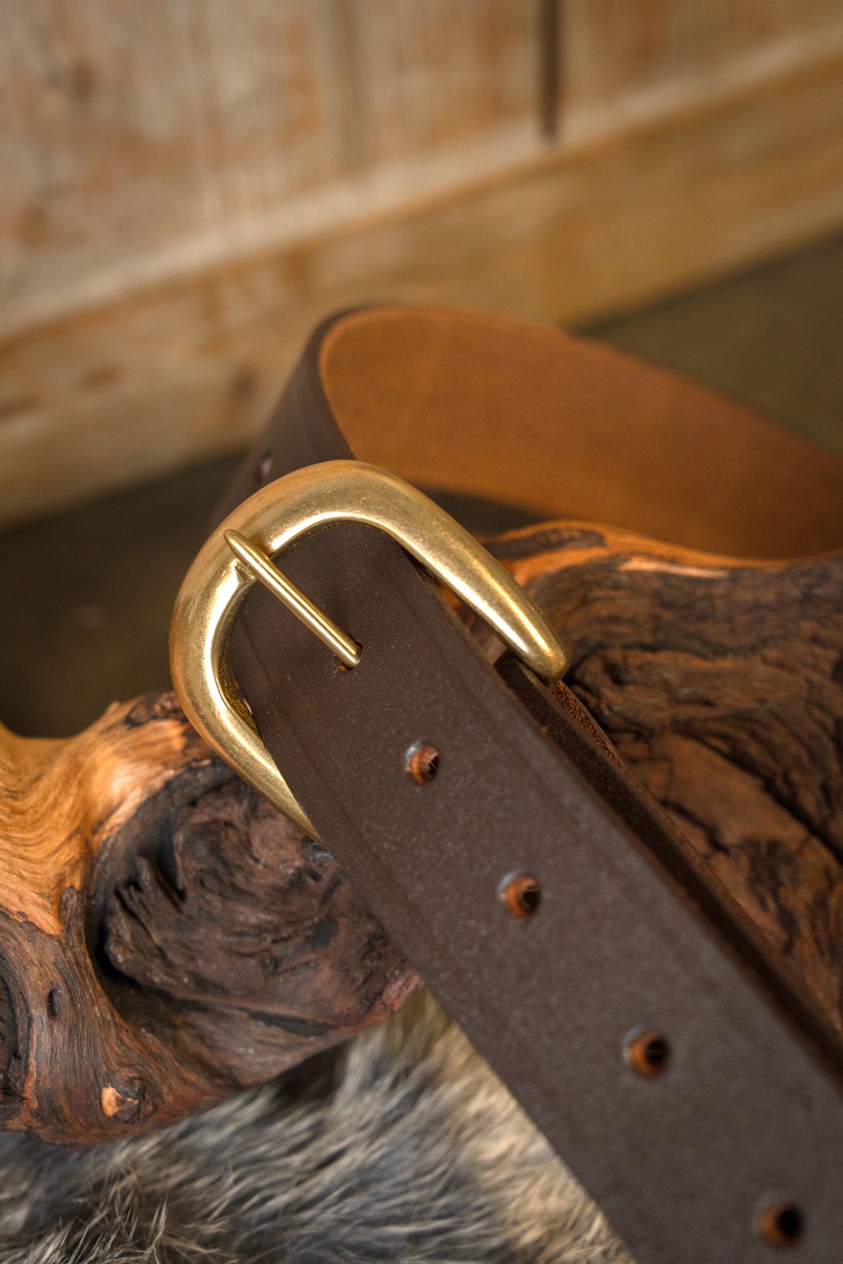 Leather shoulder strap for swords
