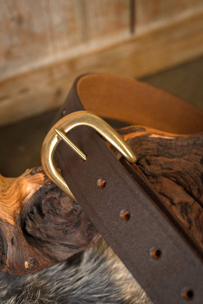 Leather shoulder strap for swords