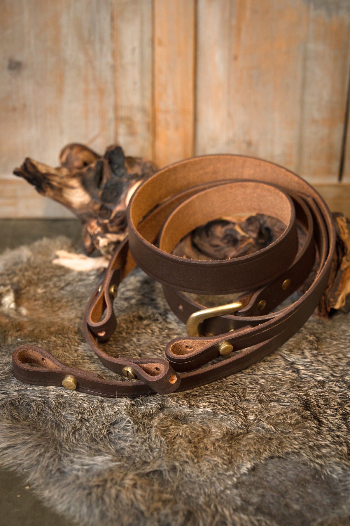 Leather shoulder strap for swords