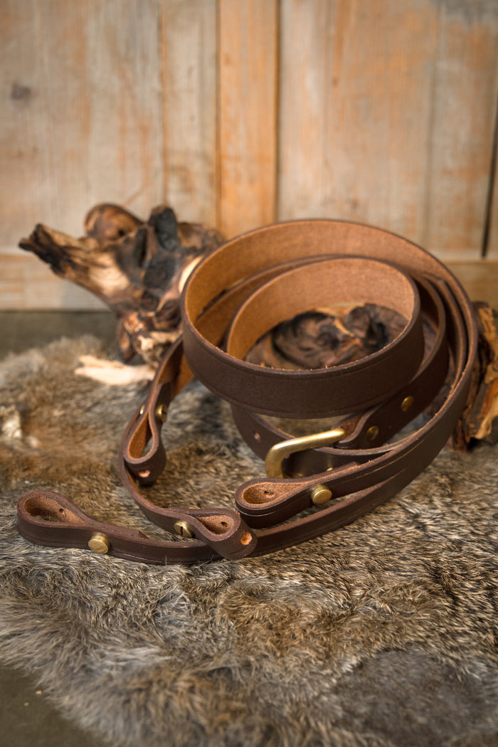 Leather shoulder strap for swords