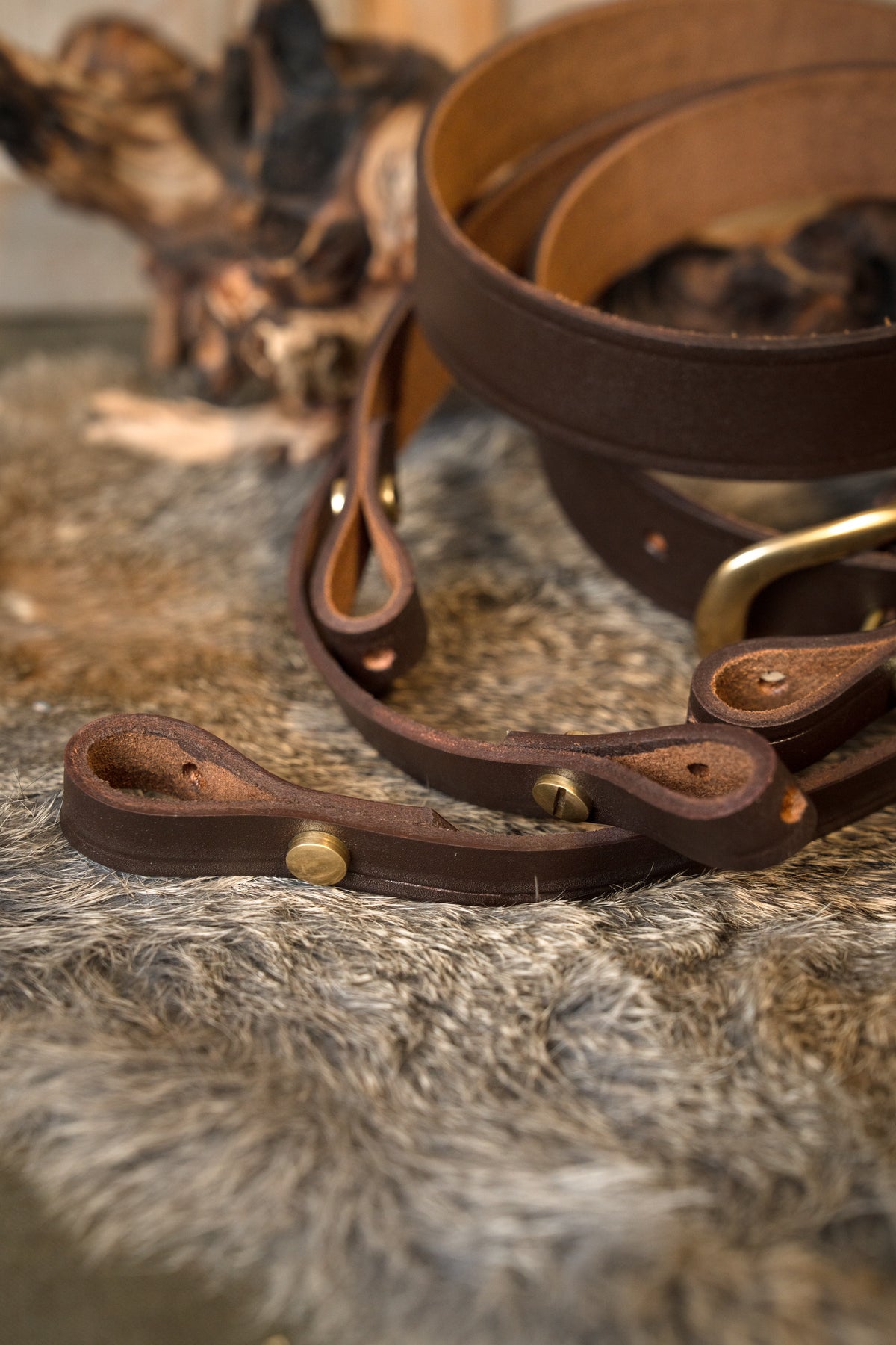 Leather shoulder strap for swords
