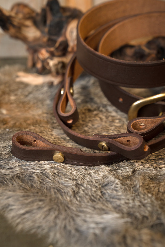 Leather shoulder strap for swords