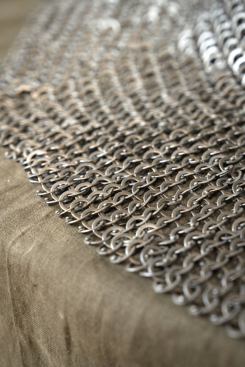 Bascinetto del XIV secolo con camaglio a maglie piatte, rivetti rotondi, 2 mm (pronto al combattimento)