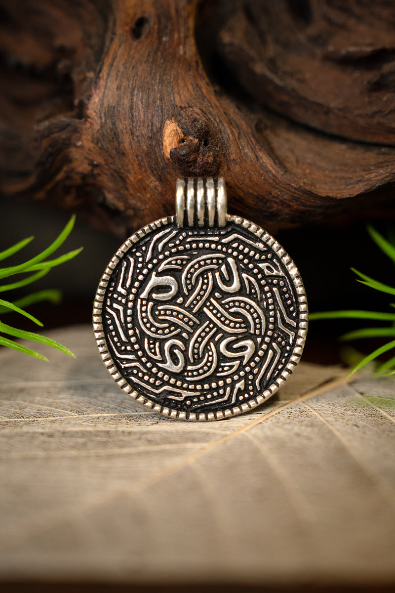 Anglosaski amulet węża, posrebrzany brąz