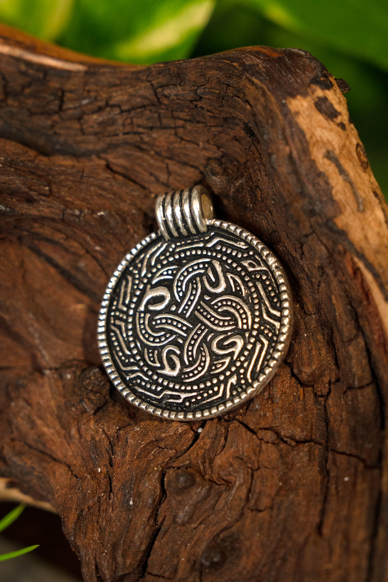 Anglosaski amulet węża, posrebrzany brąz