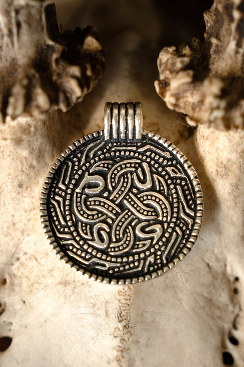 Angelsächsisches Schlangenamulett, versilberte Bronze