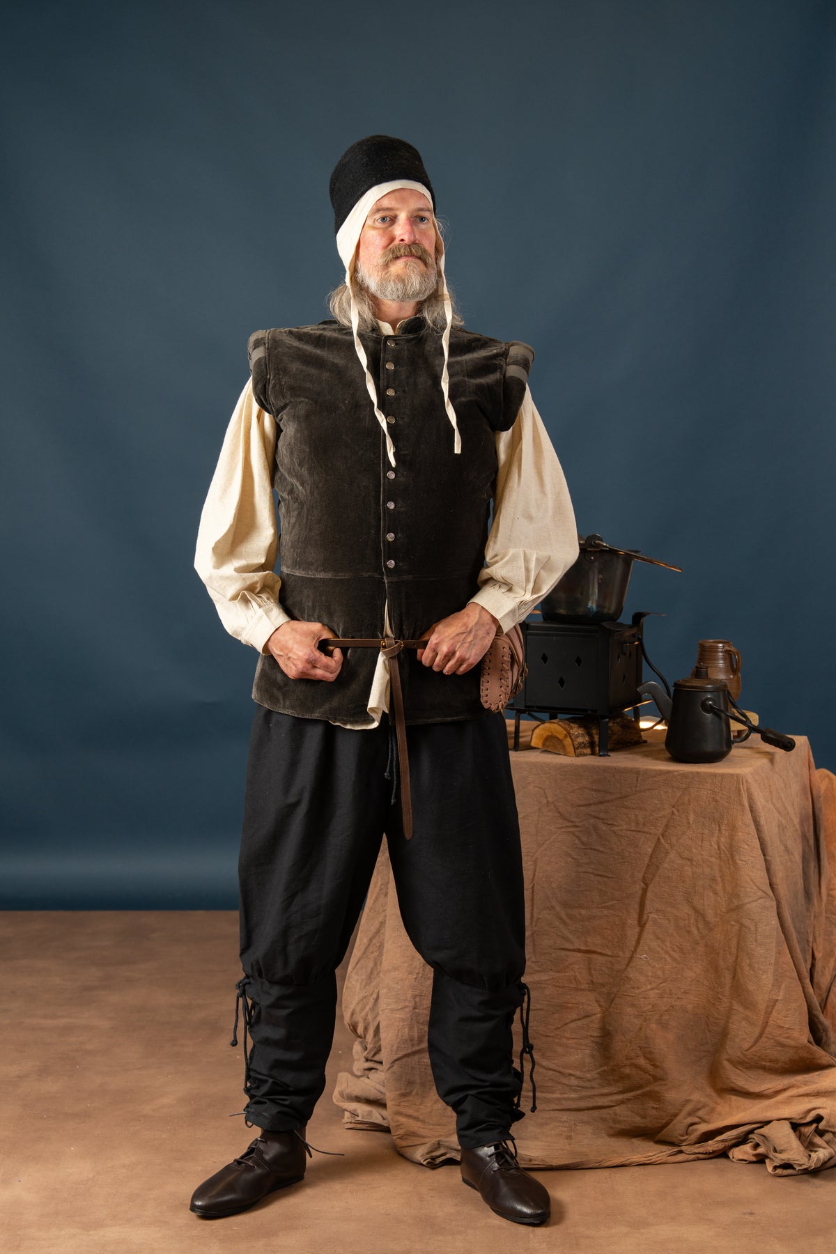 Velvet doublet with metal buttons, brown