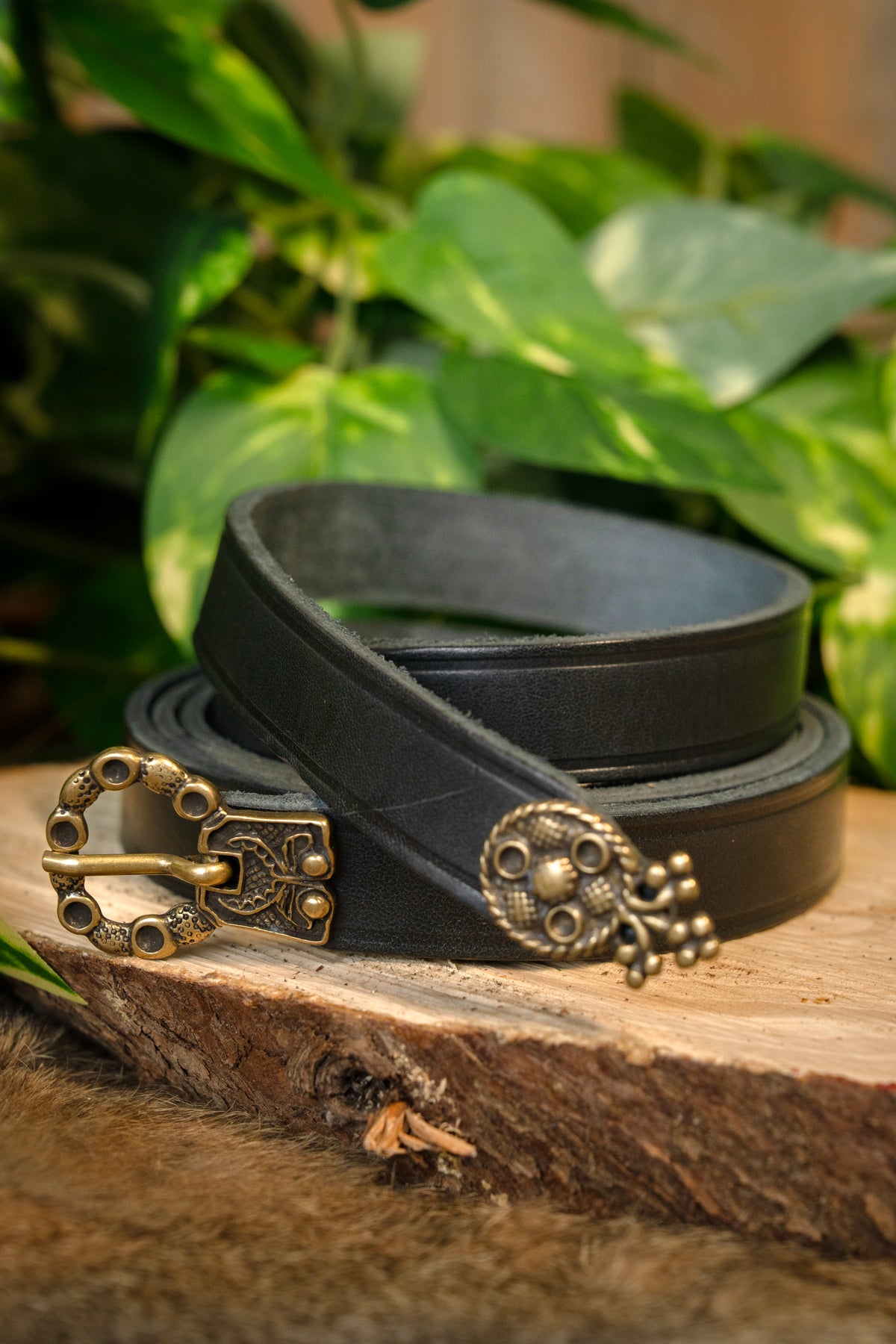 15th century belt with belt end London, black leather, brass buckle, 165 cm