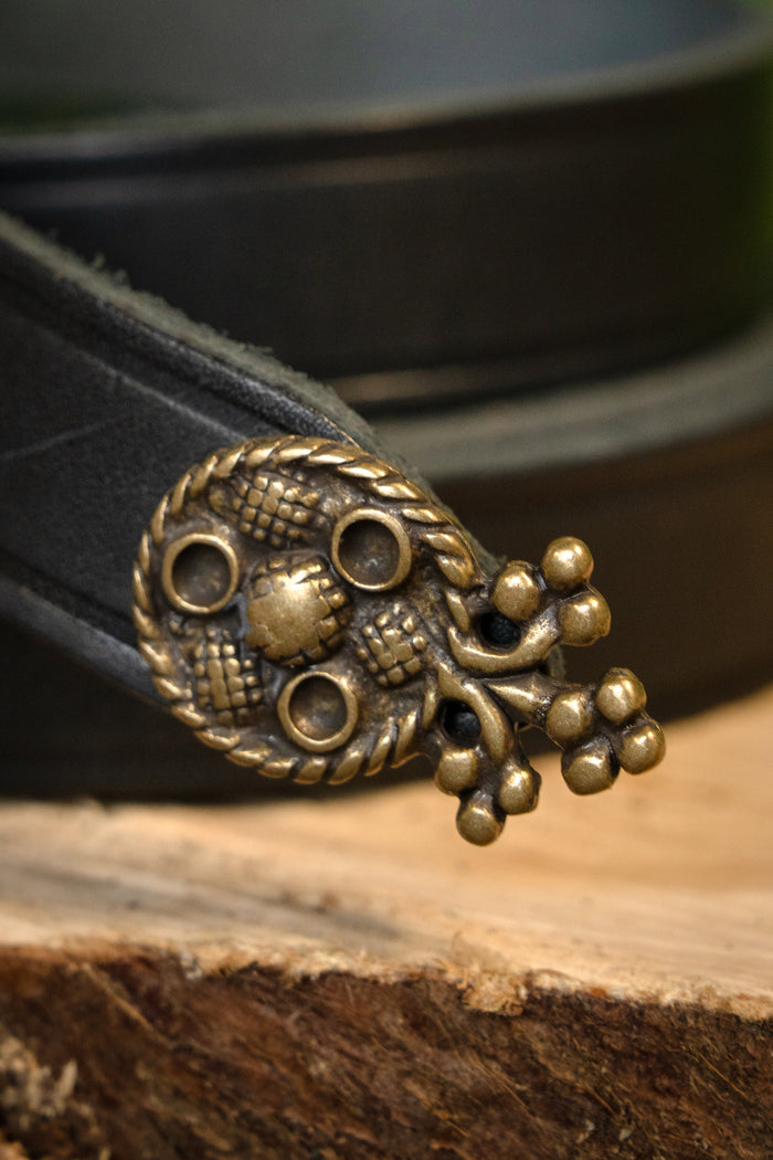 15th century belt with belt end London, black leather, brass buckle, 165 cm