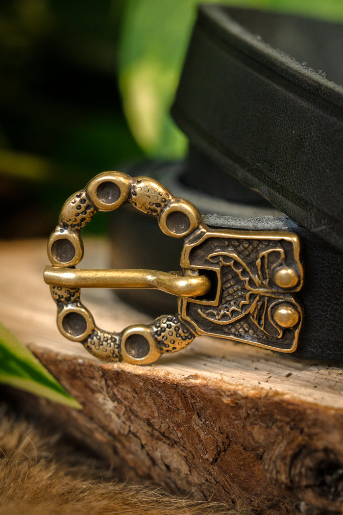 15th century belt with belt end London, black leather, brass buckle, 165 cm