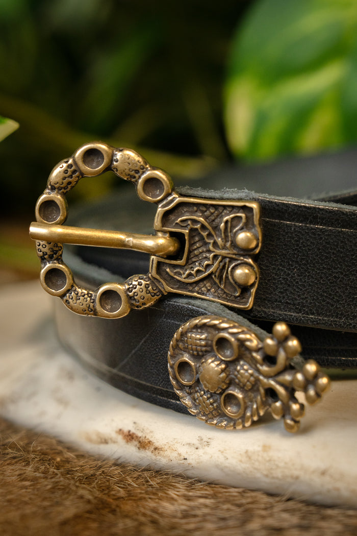15th century belt with belt end London, black leather, brass buckle, 165 cm