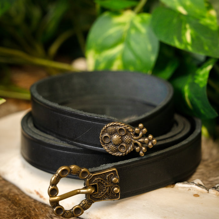 15th century belt with belt end London, black leather, brass buckle, 165 cm