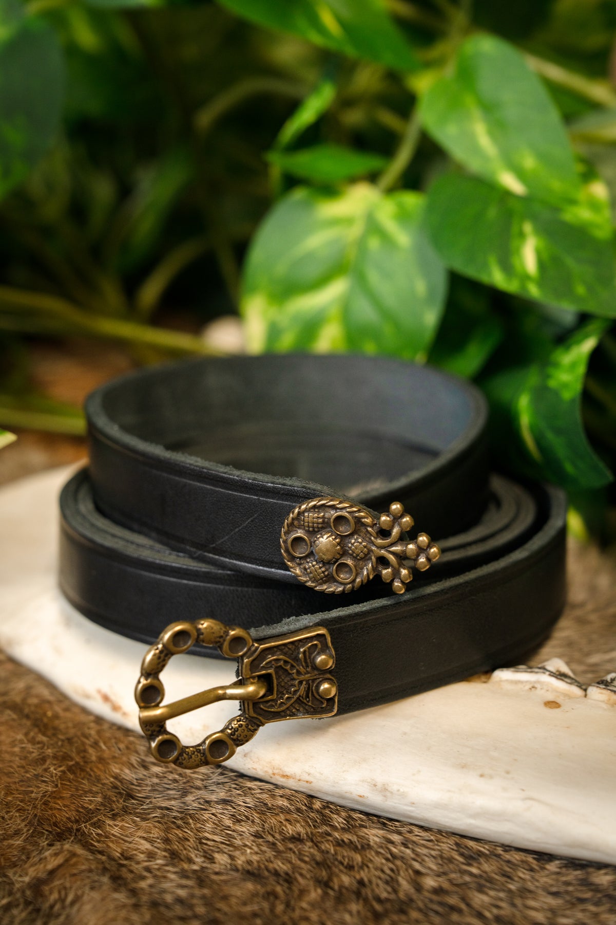 15th century belt with belt end London, black leather, brass buckle, 165 cm