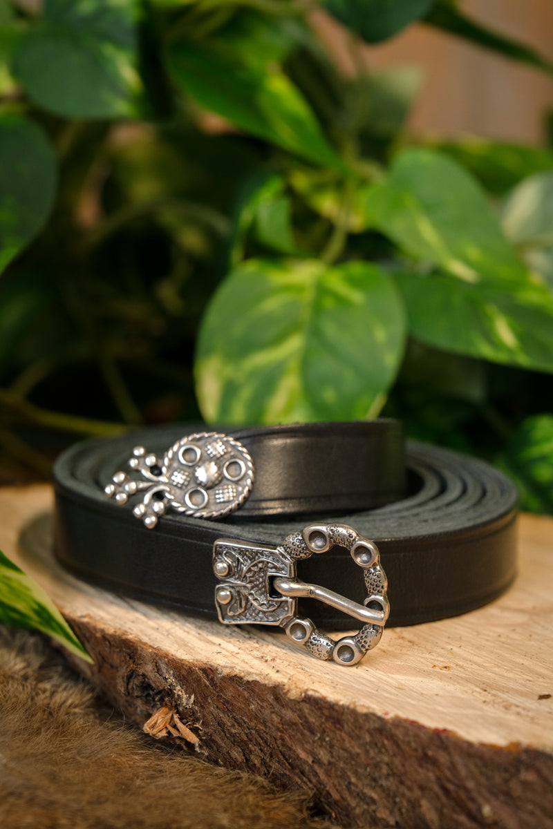 Cintura del XV secolo con puntale (Londra), cuoio nero, fibbia argentata, 165 cm