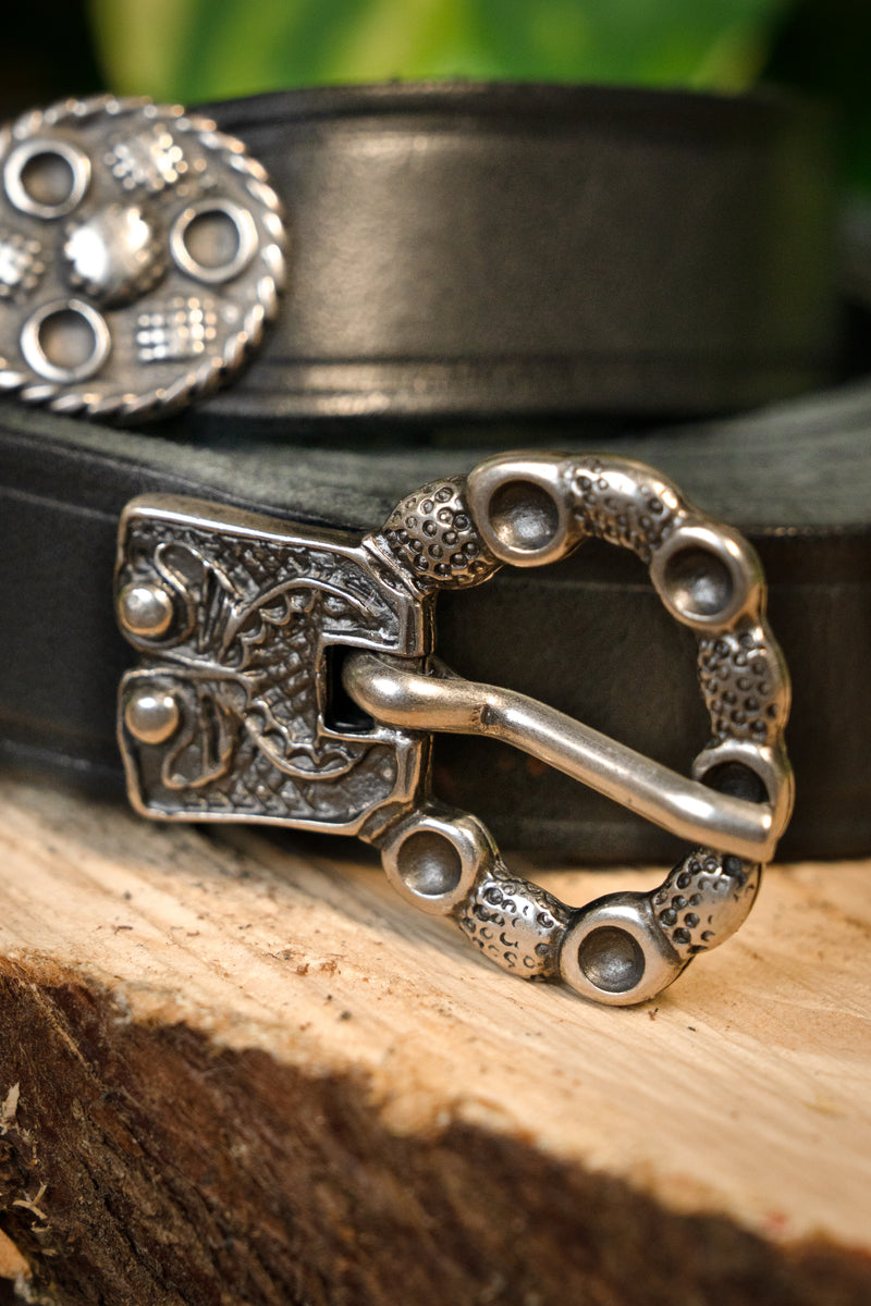 Cintura del XV secolo con puntale (Londra), cuoio nero, fibbia argentata, 165 cm