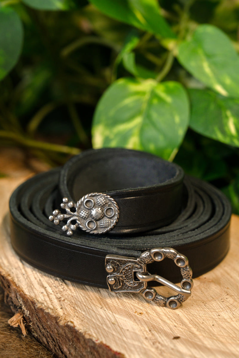 Cintura del XV secolo con puntale (Londra), cuoio nero, fibbia argentata, 165 cm