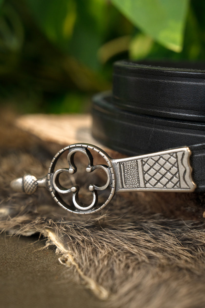 Lyxigt gotiskt bälte, svart läder, försilvrat, 151 cm