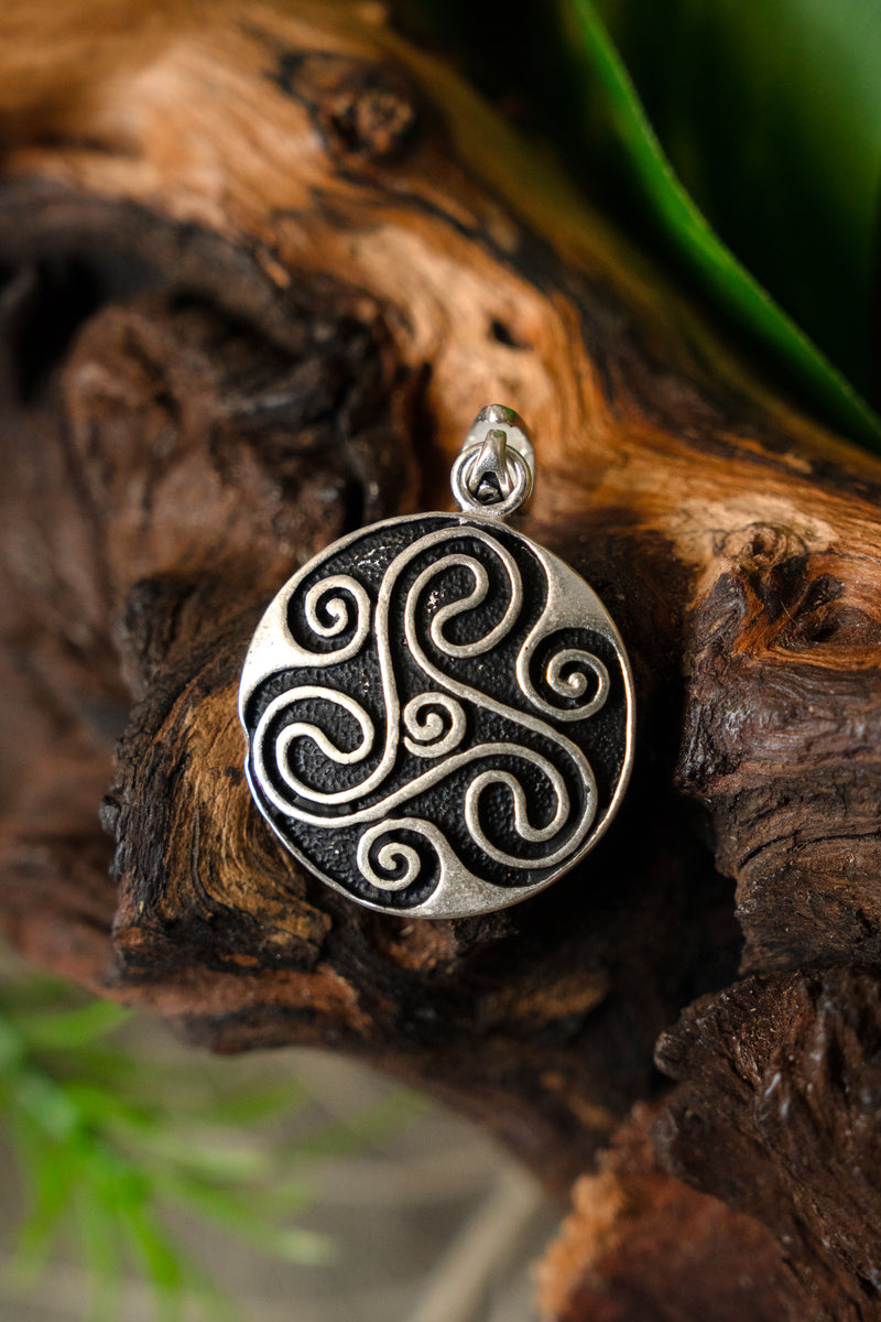 Amulet med keltisk triskele, forsølvet bronze