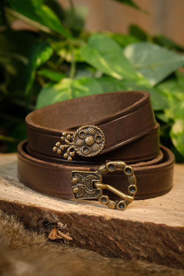 15th century belt with belt end London, brown leather, brass buckle, 165 cm