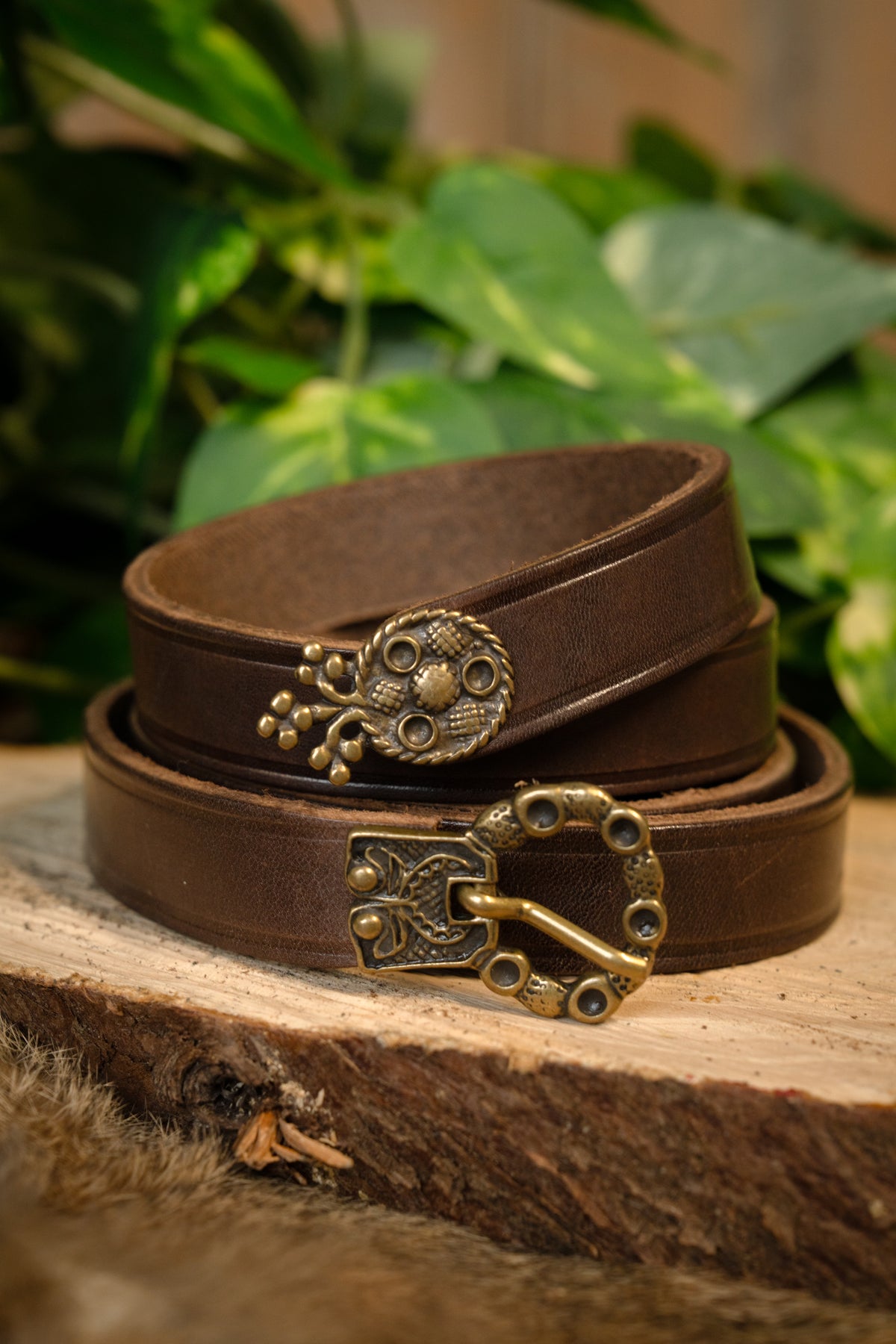 15th century belt with belt end London, brown leather, brass buckle, 165 cm