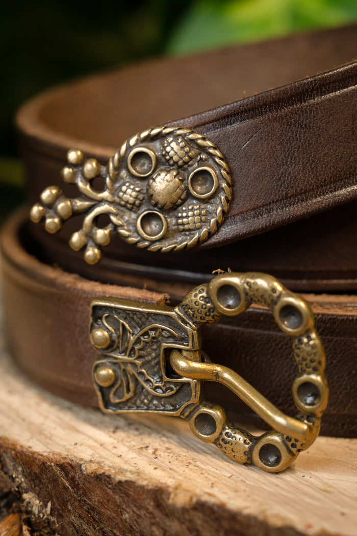 15th century belt with belt end London, brown leather, brass buckle, 165 cm