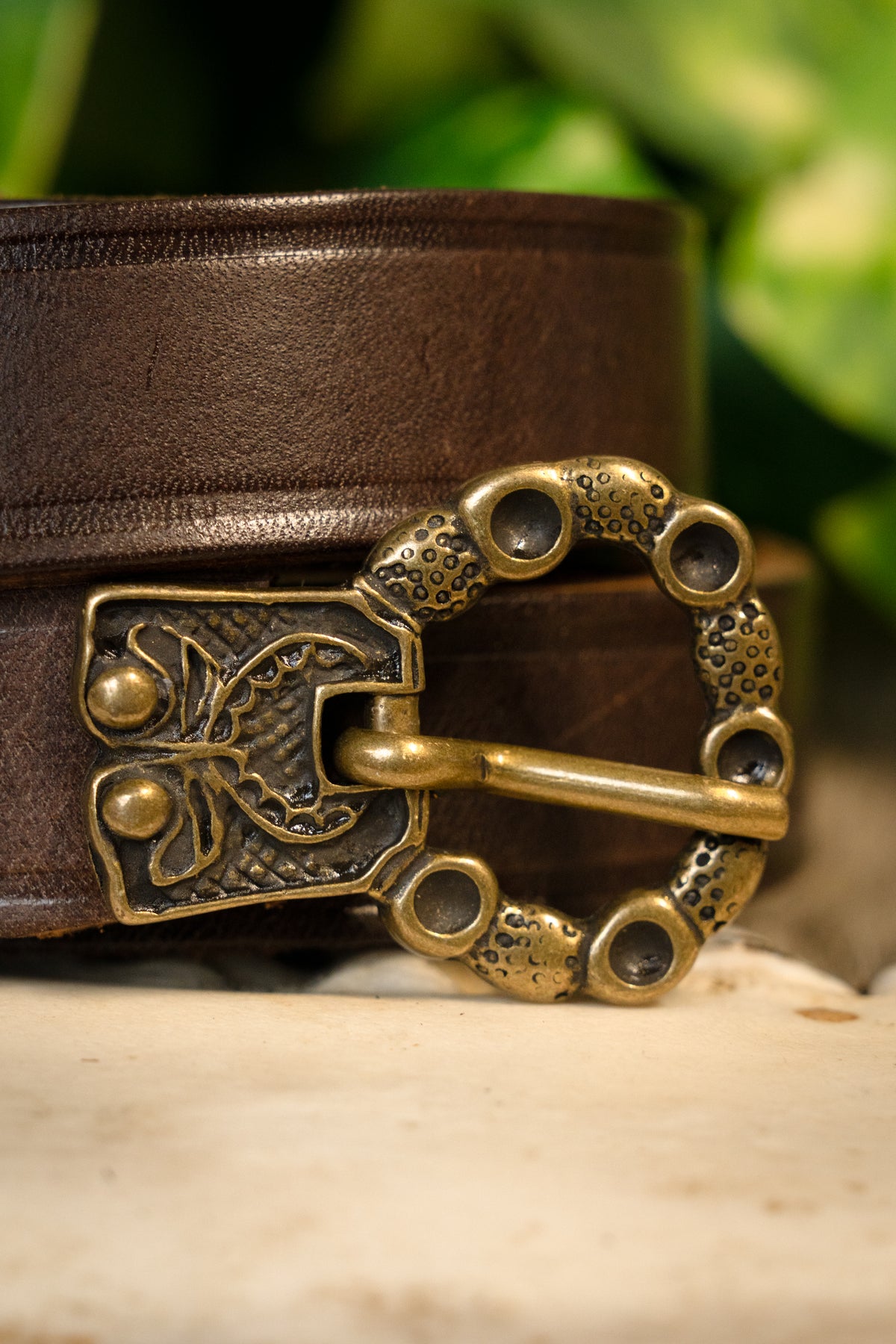15th century belt with belt end London, brown leather, brass buckle, 165 cm