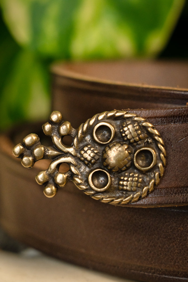 15e eeuwse riem met riemeinde (London), bruin leer, messing gesp, 165 cm