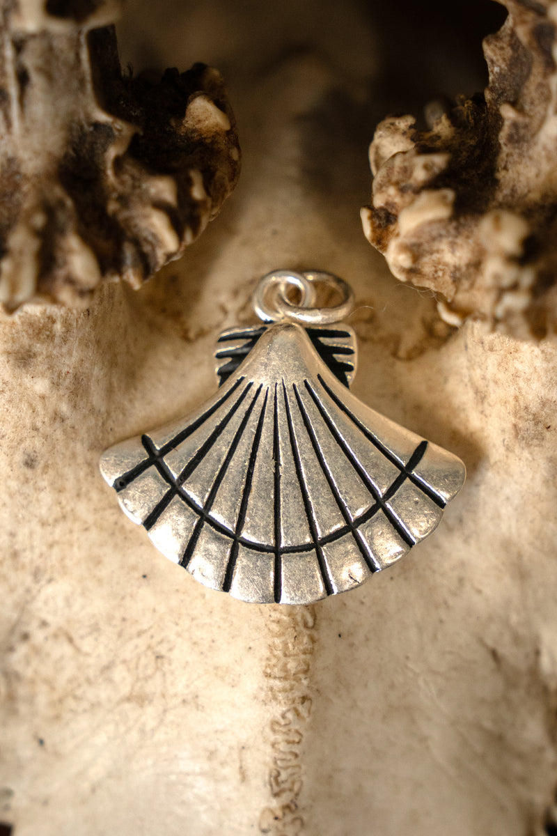 Amulet, middelalderlig Jakobsmusling, forsølvet bronze