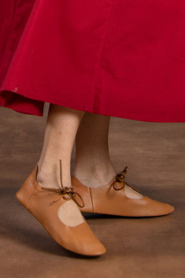 Keerschoenen met riem (1100-1500)