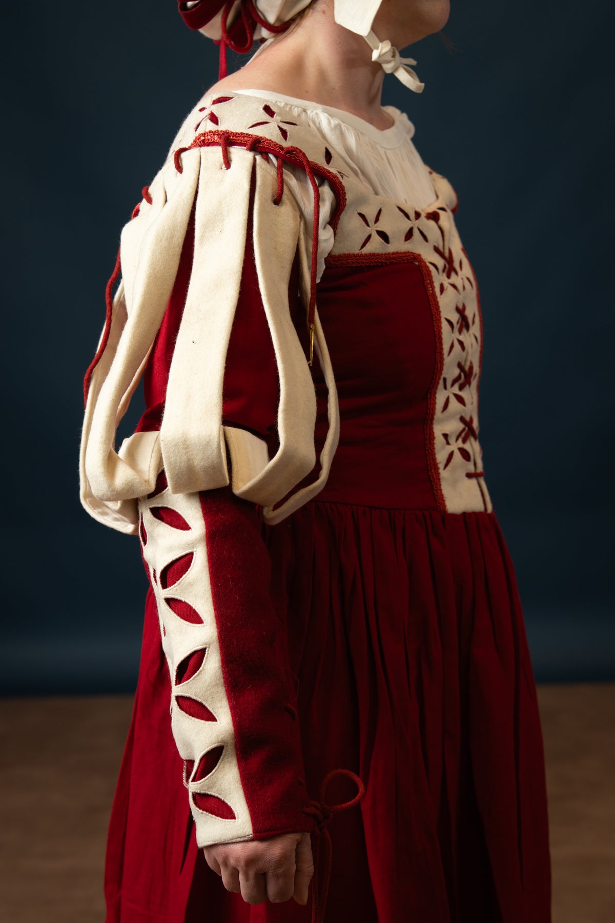 Detachable Sleeve Bloom, wool blend, red-white