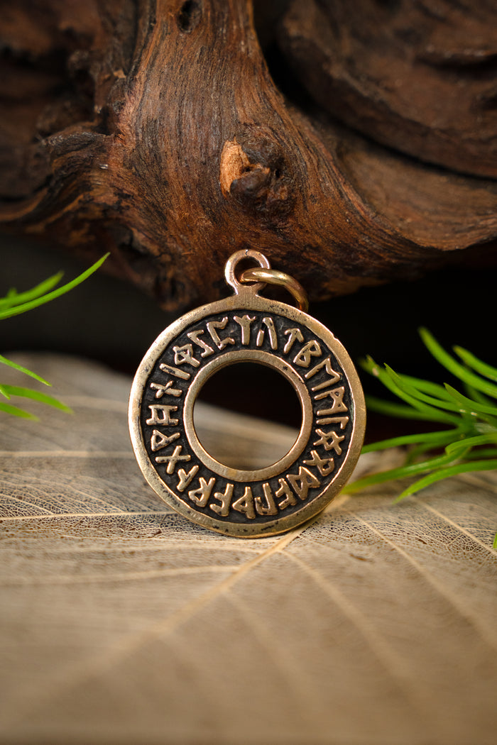 Pendant Futhark, bronze