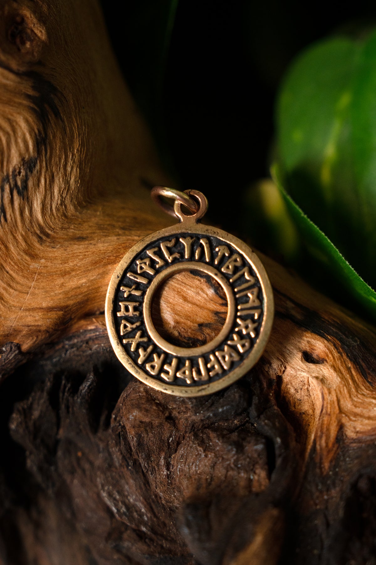 Pendant Futhark, bronze