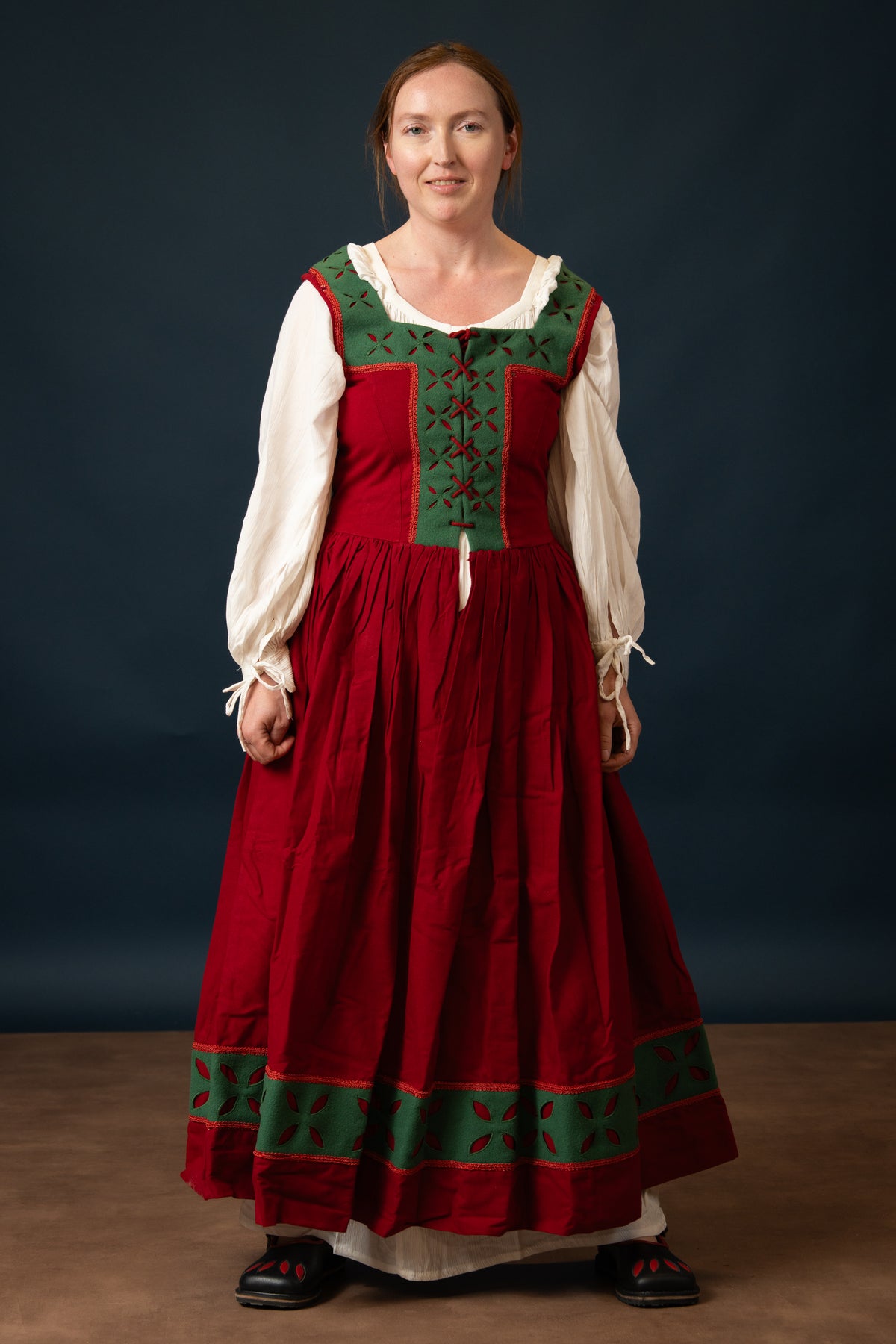 Landsknecht Kampfraudress Hannah, kirtle, wool, green-red