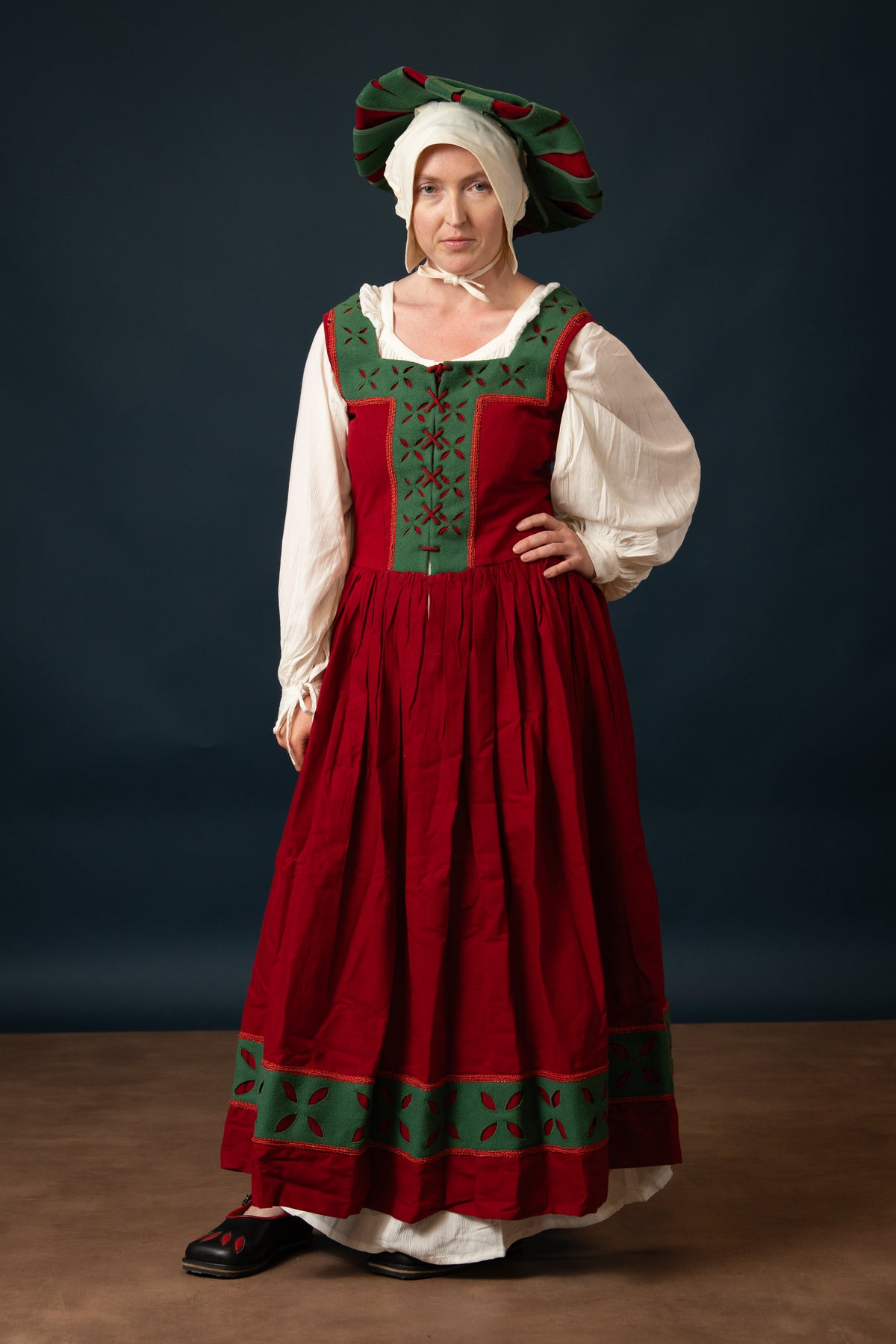 Landsknecht Kampfraudress Hannah, kirtle, wool, green-red