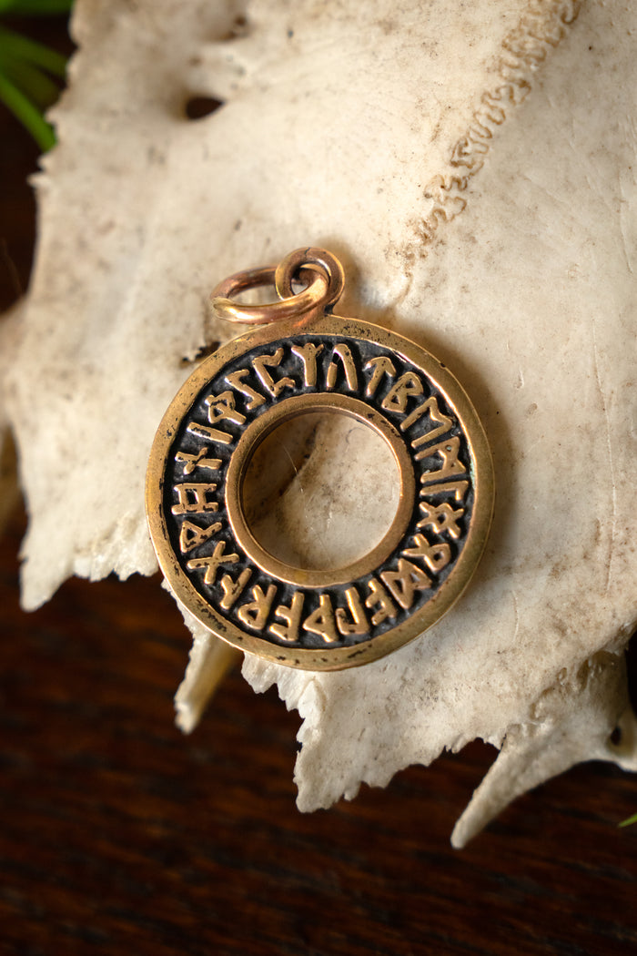 Pendant Futhark, bronze