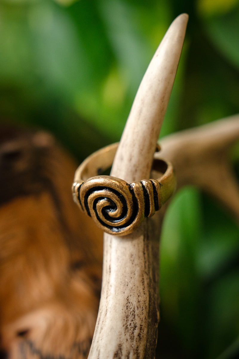 Anglosaski pierścień z VII–VIII w., brąz