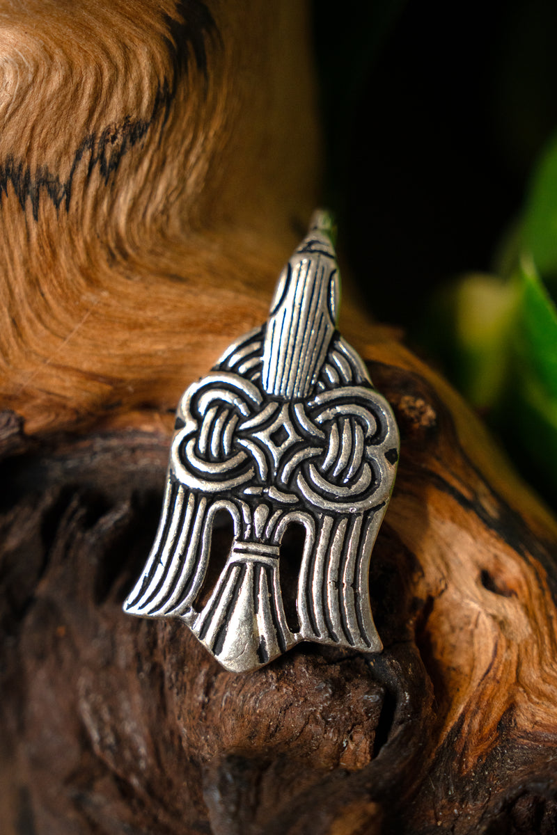 10. århundredes vikingeravnehænger, forsølvet bronze