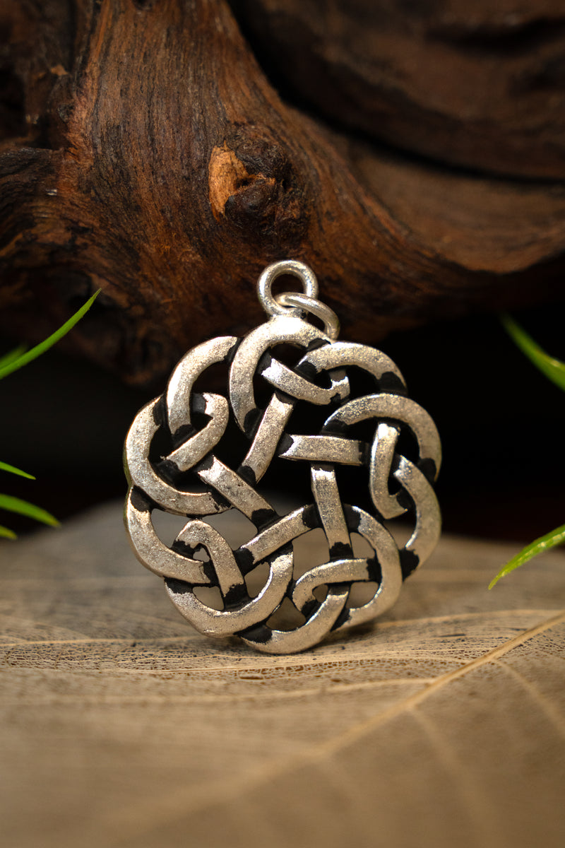 Amulet – okrągły węzeł celtycki, posrebrzany brąz