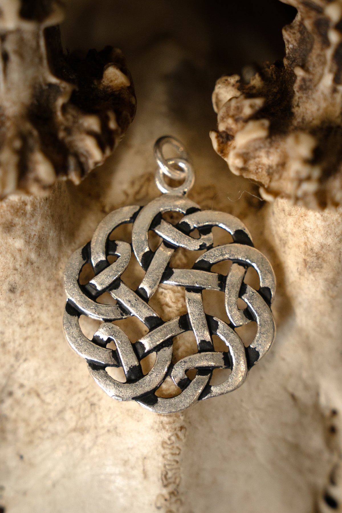 Amulet round Celtic knot, silvered bronze