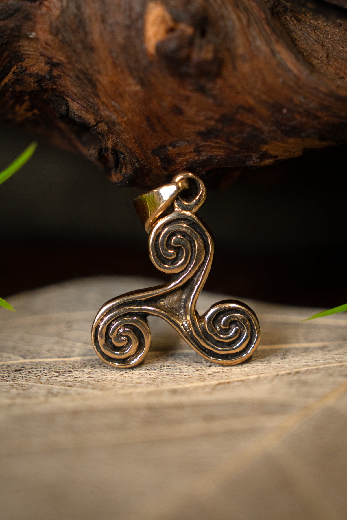 Bronze triskelion, bronze