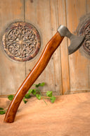 Traditionelle Holzfäller­axt, halbscharf