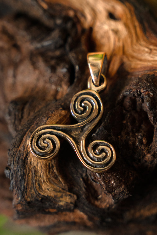 Bronze triskelion, bronze