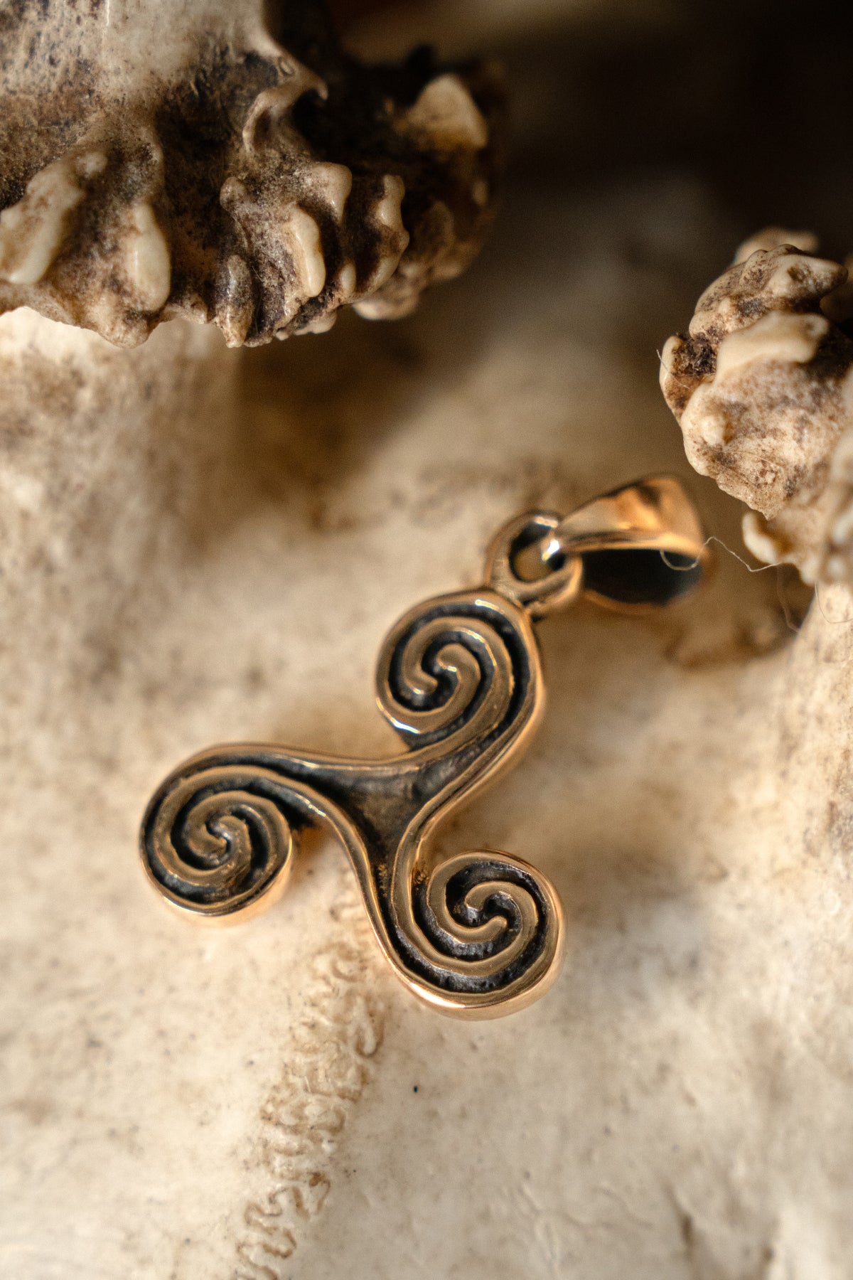 Bronze triskelion, bronze