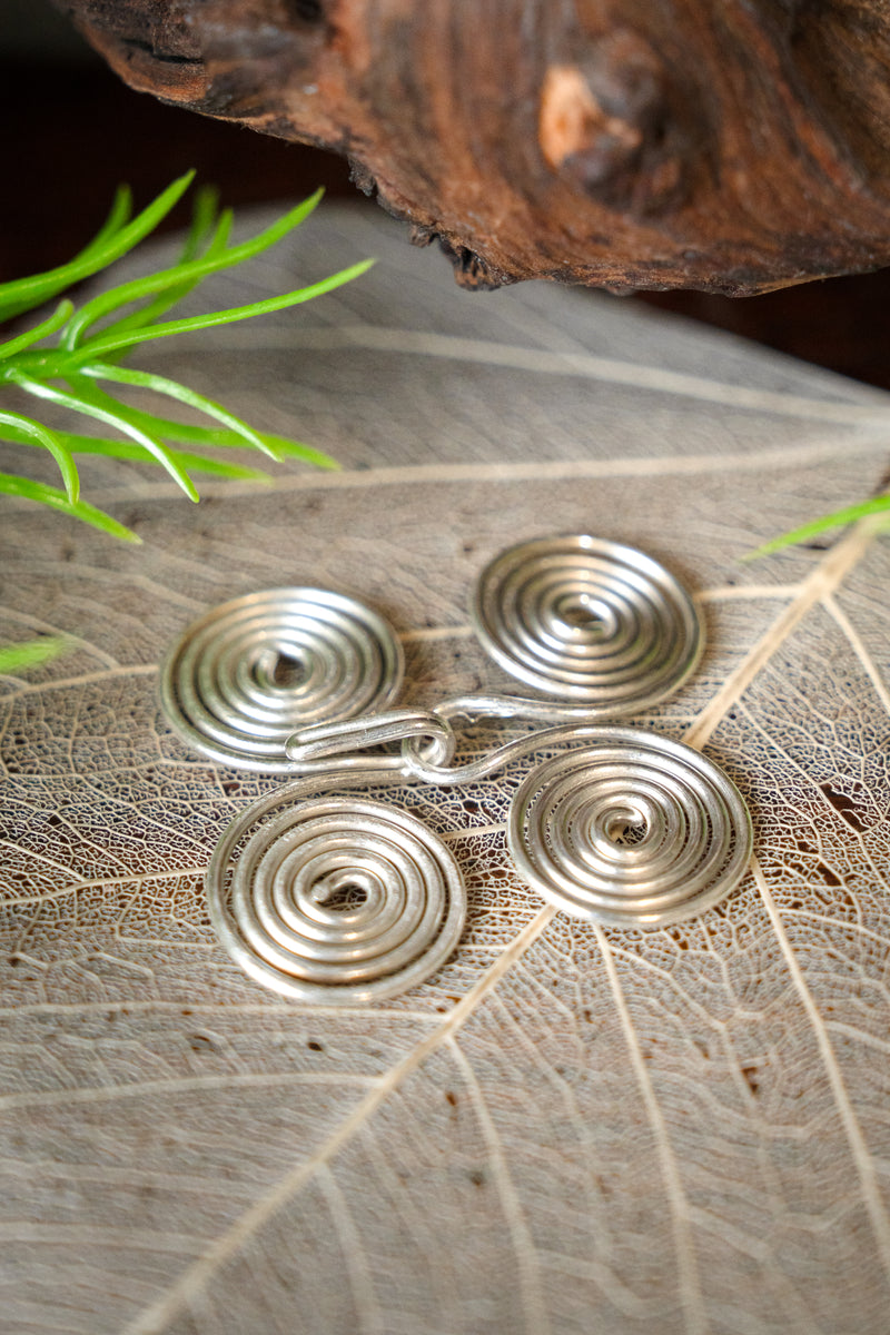 Anglosaxiskt mantelspänne, försilvrad brons