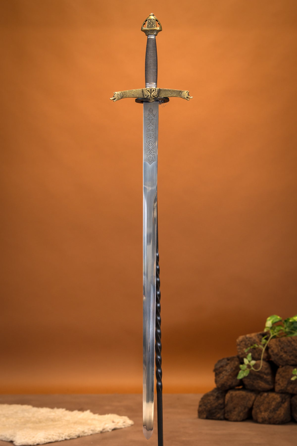 Heraldic sword, semi-sharp