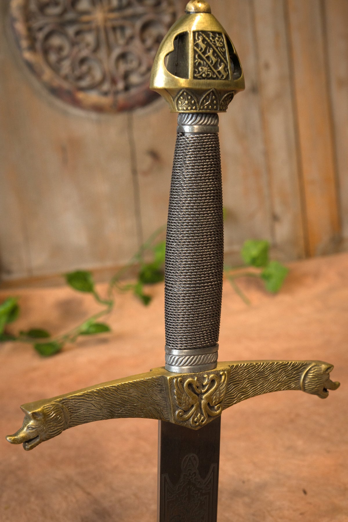 Heraldic sword, semi-sharp
