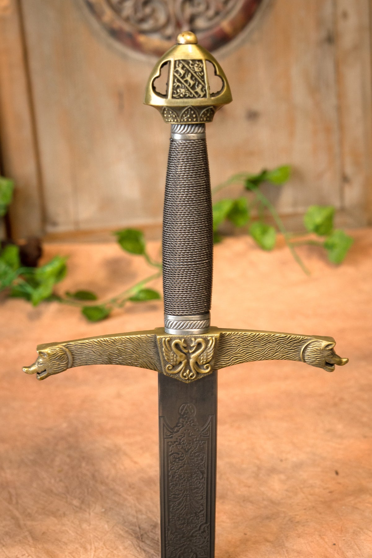 Heraldic sword, semi-sharp